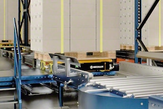 Um shuttle 3D recolhe a palete e inicia o seu percurso