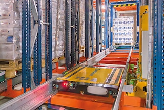 O shuttle 3D retoma a circulação depois de depositar a palete