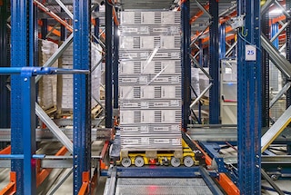 O shuttle multidirecional desloca-se ao longo das estantes