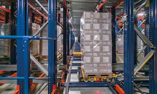 O shuttle 3D entra nos canais de armazenamento com a máxima estabilidade