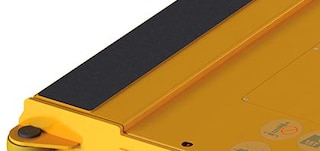 A plataforma elevatória levanta a palete para poder movê-la dentro do canal A plataforma elevatória levanta a palete para poder movê-la dentro do canal