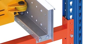 Os carris estão localizados no interior dos canais de armazenamento do sistema Pallet Shuttle automático