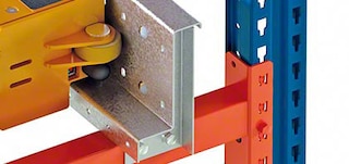Os carris estão localizados no interior dos canais de armazenamento do sistema Pallet Shuttle automático