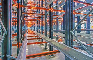 Os carris das estantes permitem que o carro se desloque e as paletes sejam depositadas sobre os mesmos Os carris das estantes permitem que o carro se desloque e as paletes sejam depositadas sobre os mesmos