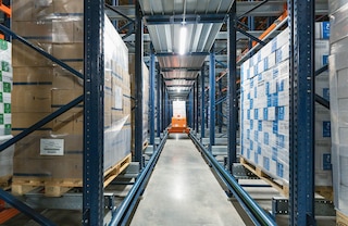 No Pallet Shuttle com lançadeiras, em cada nível de armazenamento opera uma lançadeira e um carro No Pallet Shuttle com lançadeiras, em cada nível de armazenamento opera uma lançadeira e um carro