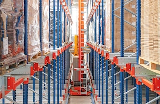 Na configuração com transelevador, um único carro satélite encarrega-se dos diferentes canais e níveis de armazenamento do corredor de trabalho Na configuração com transelevador, um único carro satélite encarrega-se dos diferentes canais e níveis de armazenamento do corredor de trabalho