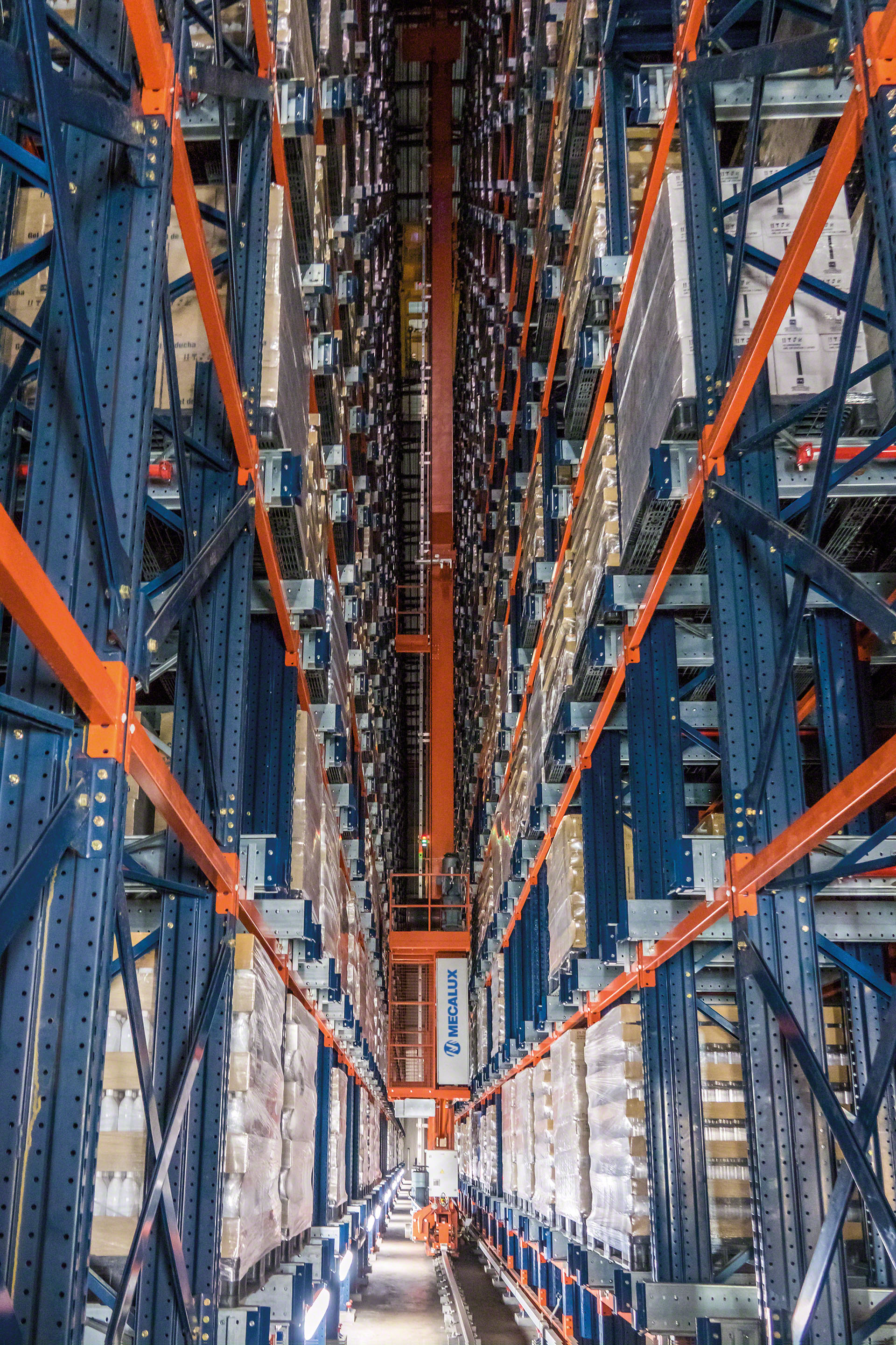 O sistema Pallet Shuttle garante o aproveitamento máximo do espaço em estantes de grande altura