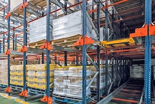 O Pallet Shuttle da Mecalux é recomendado para armazéns com muitas paletes por referência