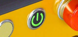 O botão ligar/desligar permite ativar e desativar o carro do Pallet Shuttle