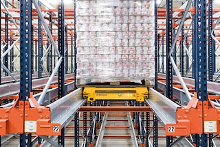 O carro transfere a palete para a localização livre mais profunda