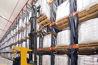 Para extrair as paletes, a operação é realizada de forma inversa