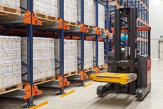 Com o empilhador, o operador primeiro recolha e depois transporta o carro até ao canal