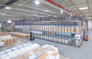 O Pallet Shuttle é um sistema de armazenamento de elevada densidade que permite aproveitar ao máximo a superfície disponível