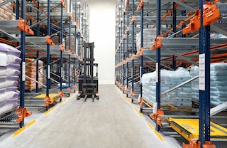 O Pallet Shuttle é uma solução adequada para câmaras frias porque permite reduzir a superfície a refrigerar
