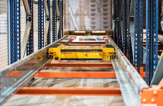 O Pallet Shuttle permite automatizar o processo de depositar e extrair as paletes em canais de grande profundidade