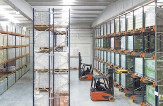 O sistema de armazenamento Pallet Shuttle pode ser combinado com estantes convencionais