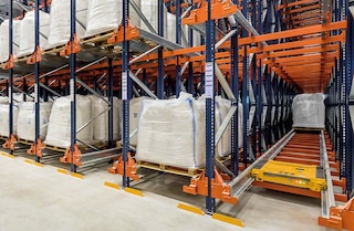 O Pallet Shuttle permite trabalhar em estantes com mais de 60 m de profundidade