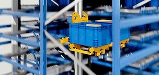 Os elevadores de caixas movem as unidades de carga para o nível de armazenamento correspondente