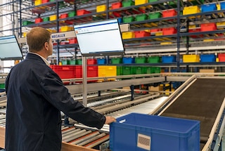 As caixas chegam à estação de picking através dos transportadores