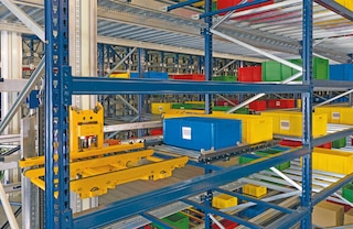Os elevadores de caixas movem as unidades de carga entre o nível inferior e os diferentes níveis de armazenamento