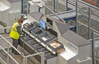 O operário recebe as caixas na estação de picking, onde realiza a preparação de encomendas