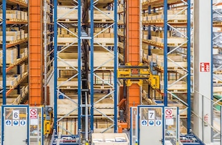 Os transelevadores trilaterais automáticos aumentam a produtividade do armazém Os transelevadores trilaterais automáticos aumentam a produtividade do armazém