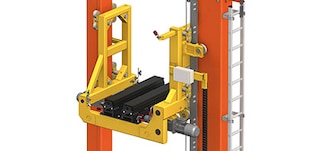 O berço de elevação do transelevador move a carga verticalmente