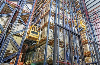 Ao aproveitar ao máximo a altura disponível e utilizar corredores estreitos, os transelevadores aumentam a capacidade de armazenamento