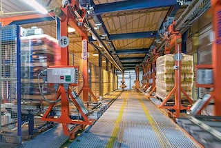 Os circuitos dos transportadores aéreos ou terrestres ligam a linha de produção ao armazém