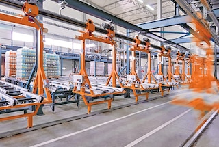 Um circuito de transportadores aéreos ou terrestres pode abastecer a zona de expedição
