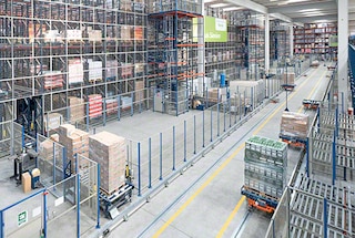 Os transportadores aéreos e terrestres ligam diferentes zonas dentro de um armazém
