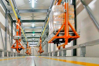 Os transportadores aéreos e terrestres para paletes podem ligar diferentes armazens