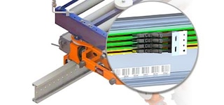 Os carris do piso são fixados na superfície do armazém