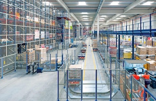 Uma cerca de segurança restringe o acesso à zona de operação dos monorrails