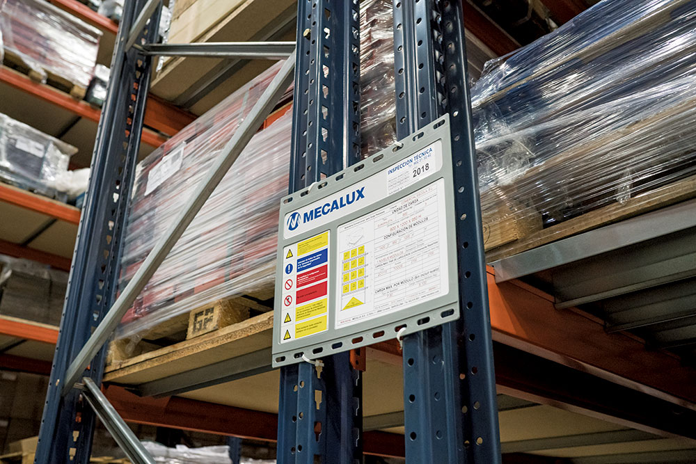 Placas de características: deverão estar situadas em lugares claramente visíveis