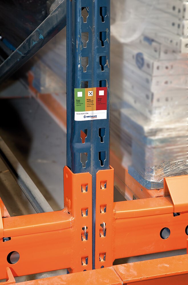 Nas inspeções da Mecalux será revisto o estado geral das estantes e identificados os possíveis danos através etiquetas adesivas