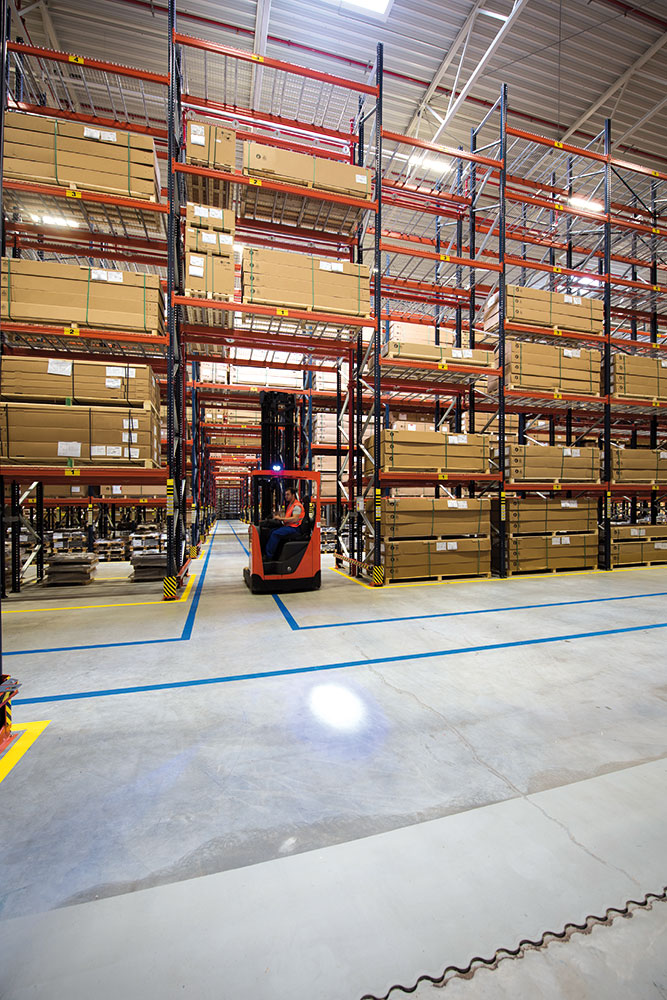 Inspeção técnica de estantes: realização das manobras de forma correta por parte dos operários